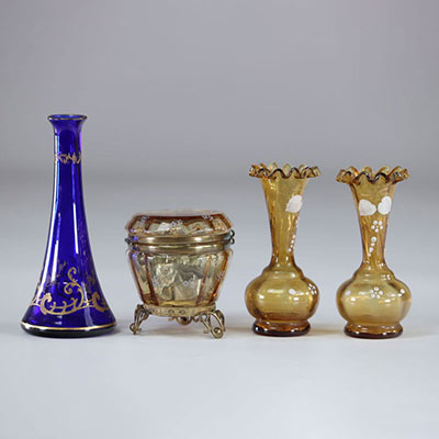 Lot de vases et boîte en verre émaillé 1900