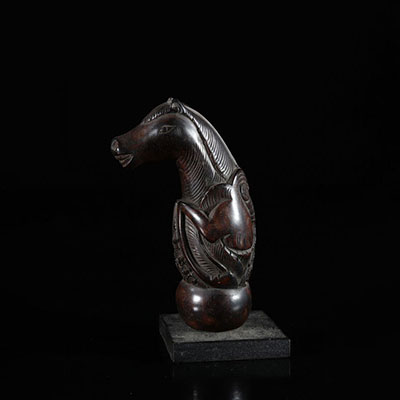 Asie manche de couteau en bois sculpté d'un cheval vers 1900 