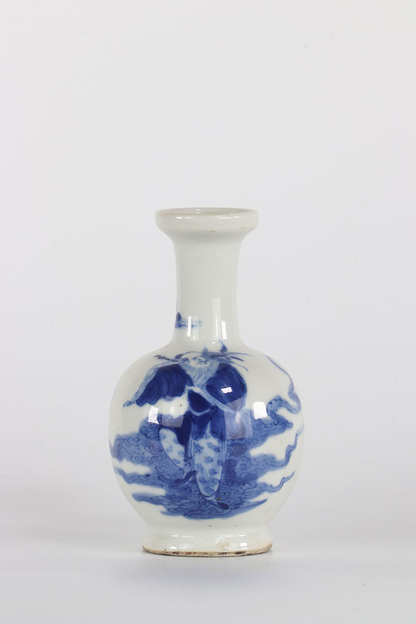 Vase en porcelaine de chine blanc bleu à décor de personnage marque à 6 caractères