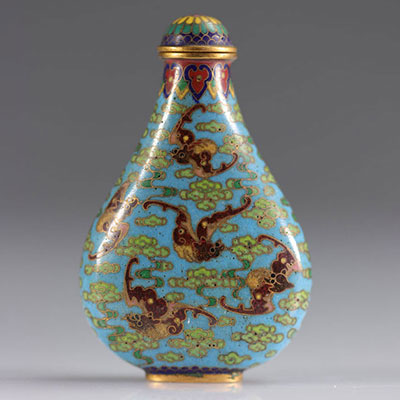 China Cloisonne snuff bottle decorated with Qing period bats