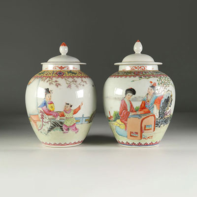 Deux pots à thé en porcelaine .Chine époque république .