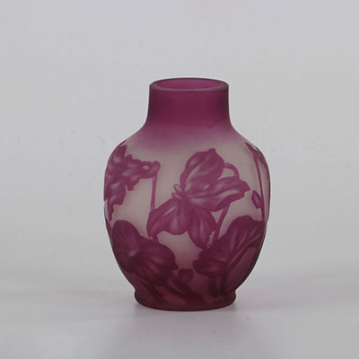 Charles Vessière, Nancy, France. Petit vase en camé en verre gravé à l’acide à décor végétal.