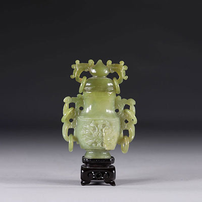 Chine vase couvert en jade vert vers 1900