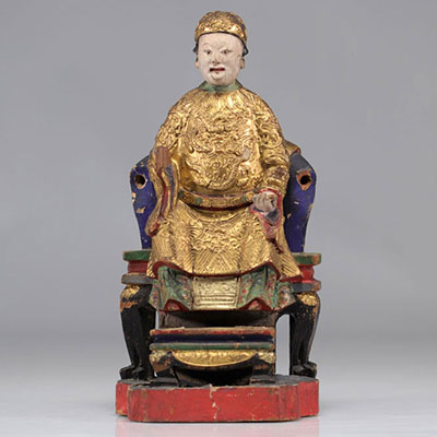 Sculpture chinoise en bois polychrome dignitaire et en tenue dorée décorée d'un dragon du XVIIIe siècle