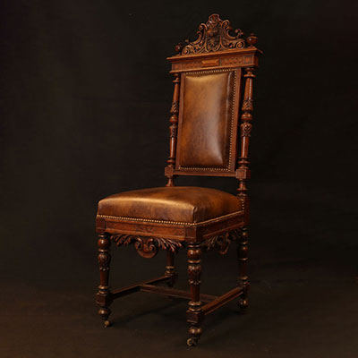 Haute chaise en bois sculptée - tête de lion sur le fronton 