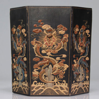 Porte pinceaux chinois à décor de dragons impériaux Marque sous la pièce