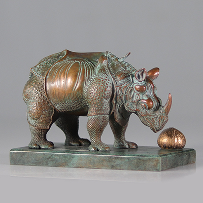 Salvador Dali. Rhinocéros habillé en dentelles. Sculpture en bronze patiné. Signée «Salvador Dali»