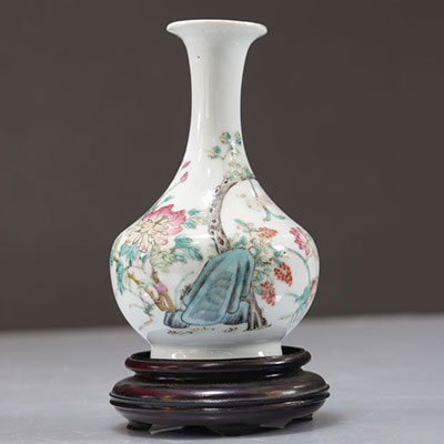 Vase en porcelaine famille rose à décor floral