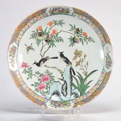 Assiette en porcelaine de la famille verte à décor d'oiseaux et fleurs