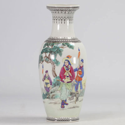 Vase en porcelaine à décor de personnages aux couleurs éclatantes sur fond blanc cassé provenant de Chine de l'époque République (1912-1949)