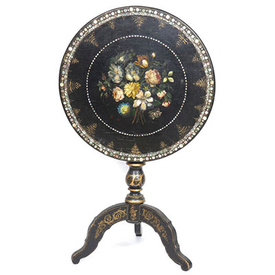 Charming foldable side table decorated with a Napoleon 3 period mother-of-pearl marquetry - ca1880 - light strokes in the edge of the tablet