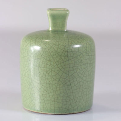 Chaine vase craquelé sur fond vert période Qing