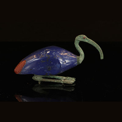 Ibis en verre bleu et bronze Couché sur ses pattes, le corps en pâte de verre bleu, la tête et les pattes en bronze, les yeux incrustés et dorés probablement Egypte