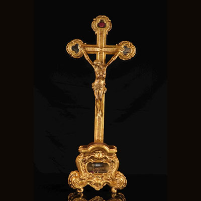 Christ en croix en bois sculpté et doré reliquaire 18ème