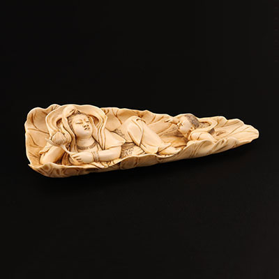 Chine - Guanyin couchée sur une feuille  en ivoire sculpté 19ème 