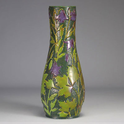 Vilmos ZSOLNAY (1840 - 1900) rare vase Art Nouveau à décor de fleurs pourpres sur fond vert vers 1900