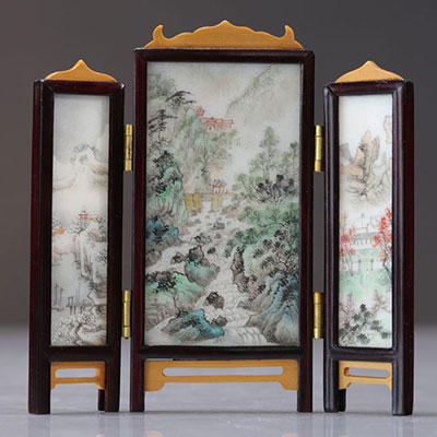 Petit écran en porcelaine de chine à décor de paysage et grues époque république