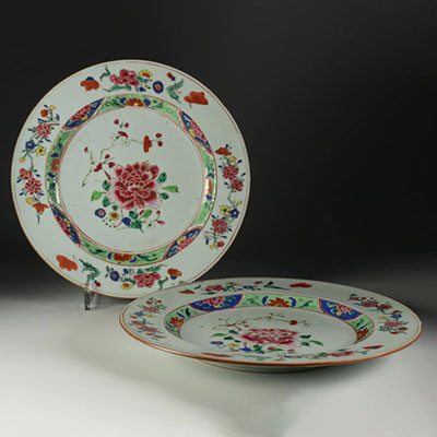 Paire de petits plats famille rose en porcelaine époque Yongzheng .Chine début XVIII ème.