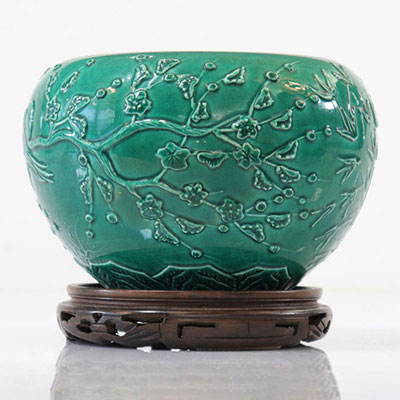 Vase chinois en porcelaine vert à décor floral marque sous la pèce 