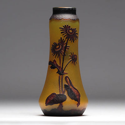 Vase dégagé à l'acide à décor de fleurs 