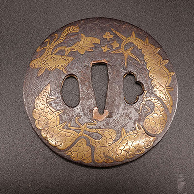 Japon - Tsuba en fer et incrustations période Edo décor de dragons
