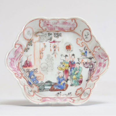 A Chinese porcelain dish decorated with characters from the Qianlong emperor period ((乾隆) of the 18th century