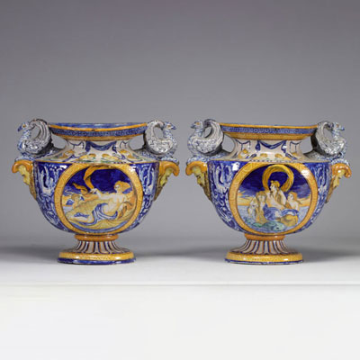 Paire de vasques en faïence de style Urbino avec un décor à l'antique du XIXe siècle - Travail Italien