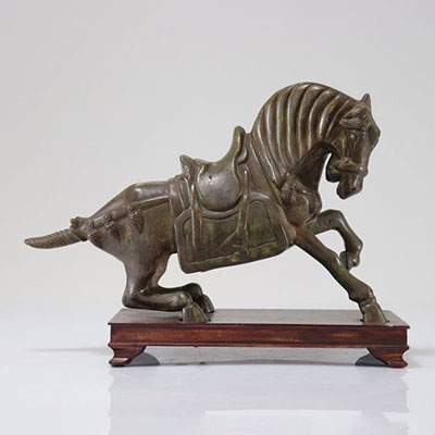 Cheval en bronze sur socle en bois