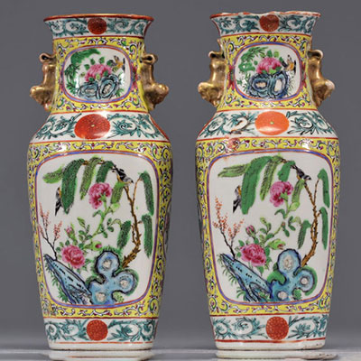 (2) Paire de vases en porcelaine de la famille rose sur fond jaune