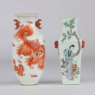 Chine vases (2) à décor de femme et chien de Fô 19ème
