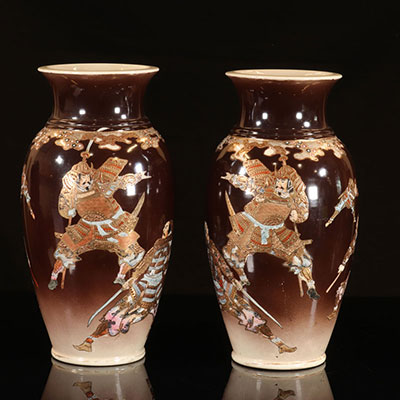 Japon - Grande paire de vases en porcelaine japonaise à décor de guerriers
