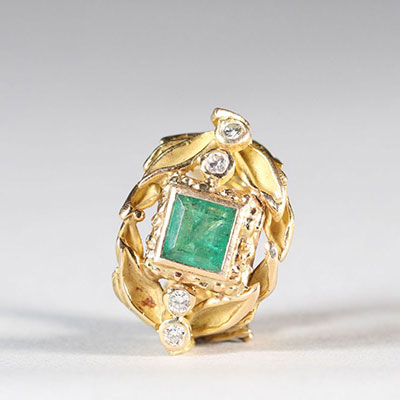 Lost wax artist's ring in gold (18k) decorated with leaves, diamonds and emerald