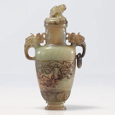 Vase couvert en jadéite décor archaïque orné de têtes d'oiseaux d'époque Qing