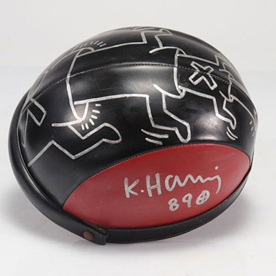 LOT RETIRE DE LA VENTE - Keith Haring. Dessin au feutre argenté réalisé sur casque de motocyclette en cuir noir et rouge. Signé 
