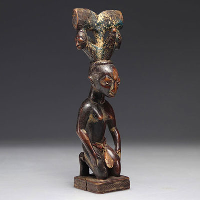 Oshé Shango Yoruba, statue de femme agenouillée