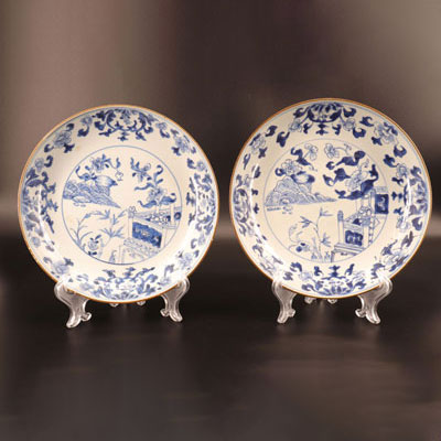 Paire d'assiettes en porcelaine de chine blanc bleu 18ème