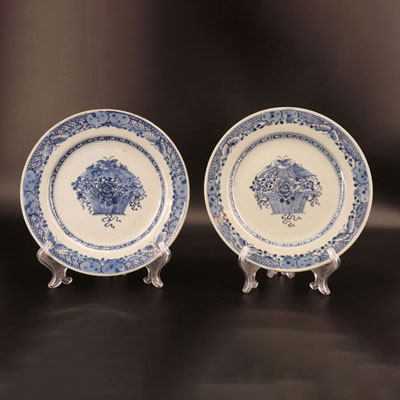 Paire d'assiettes en porcelaine de chine blanc bleu 18ème à décor de paniers