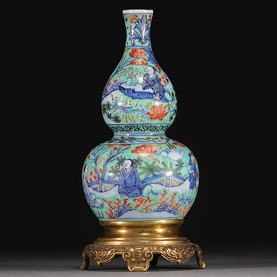 Chine - Vase double gourdes en porcelaine à décor de personnages, monture en bronze doré, période Qing.