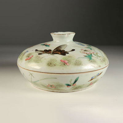 Boîte en porcelaine ,décor de papillons marque et époque Tongzhi.Chine milieu XIXème.