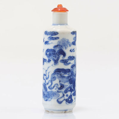 Tabatière en porcelaine blanc bleu à décor de chiens période Qing