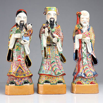 Un ensemble de trois figures d'immortels en porcelaine de Chine famille rose, 19/20ème