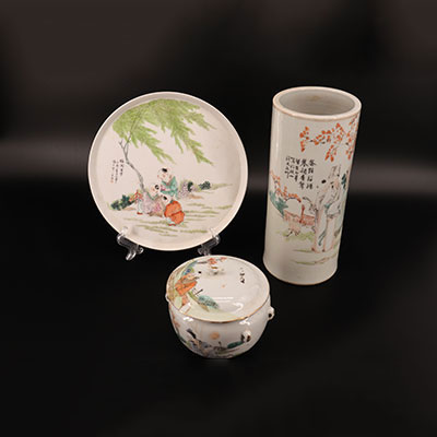 中国 - 三件珐琅彩瓷（一组），帽子架，盘子和陶制盖碗