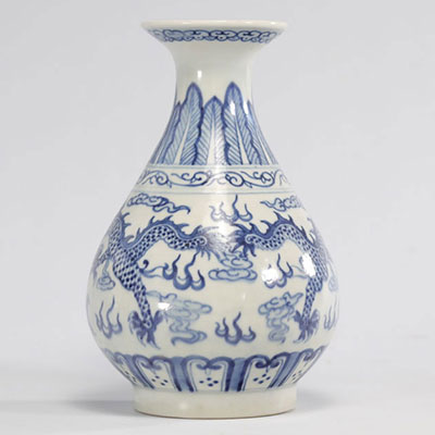 Vase en porcelaine blanc bleu à décor de dragons