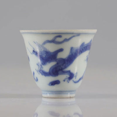 Bol en porcelaine blanc bleu à décor de dragon XVIIème