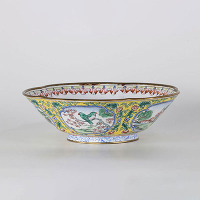 Cloisonné enamel bowl decorated with medallions brand under the piece
