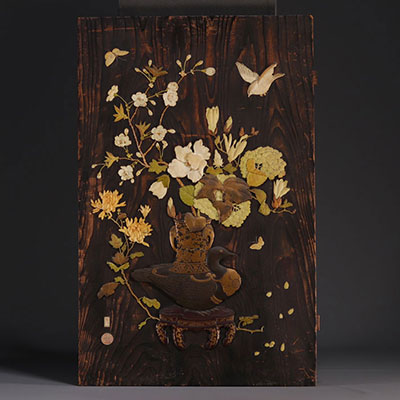 Japon - Panneau en bois à décor de fleurs et d'oiseaux, époque Meiji.