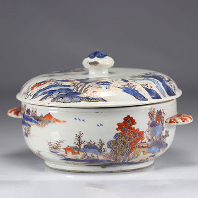 Covered dish in chinese porcelain decorated with landscapes on a white background from 18th century