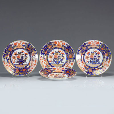 Assiettes (4) porcelaine de chine  du XVIIIe siècle à décor imari