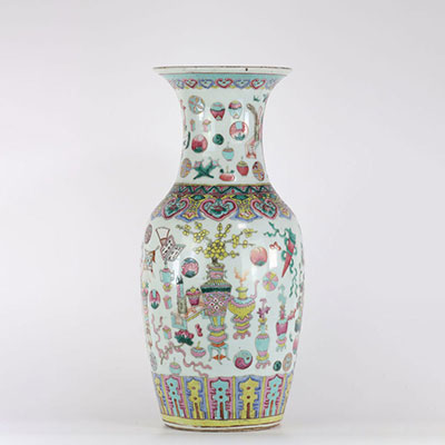 Vase en porcelaine de chine à décor de mobiliers 19ème