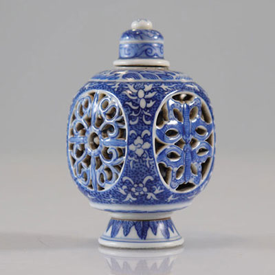 Exceptionnelle tabatière en porcelaine blanc bleu à décor ajouré et amovible décor de papillons époque Qing